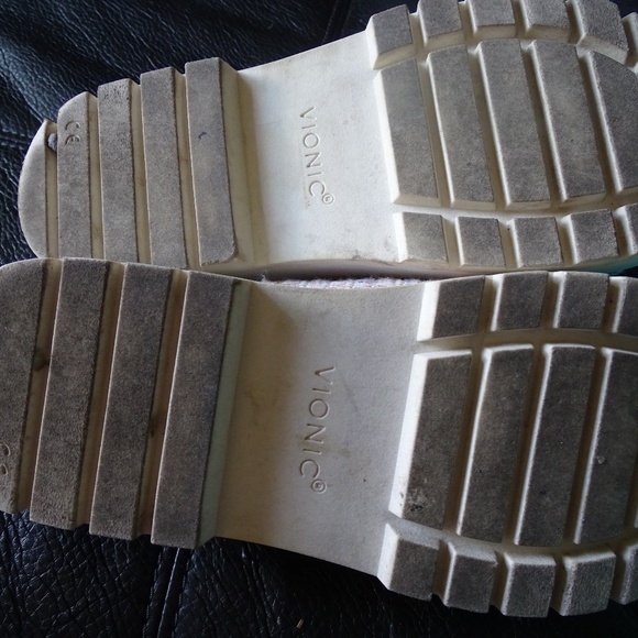 LIKE NEW VIONIC PLATFORM SANDELS - Picture 2 of 3